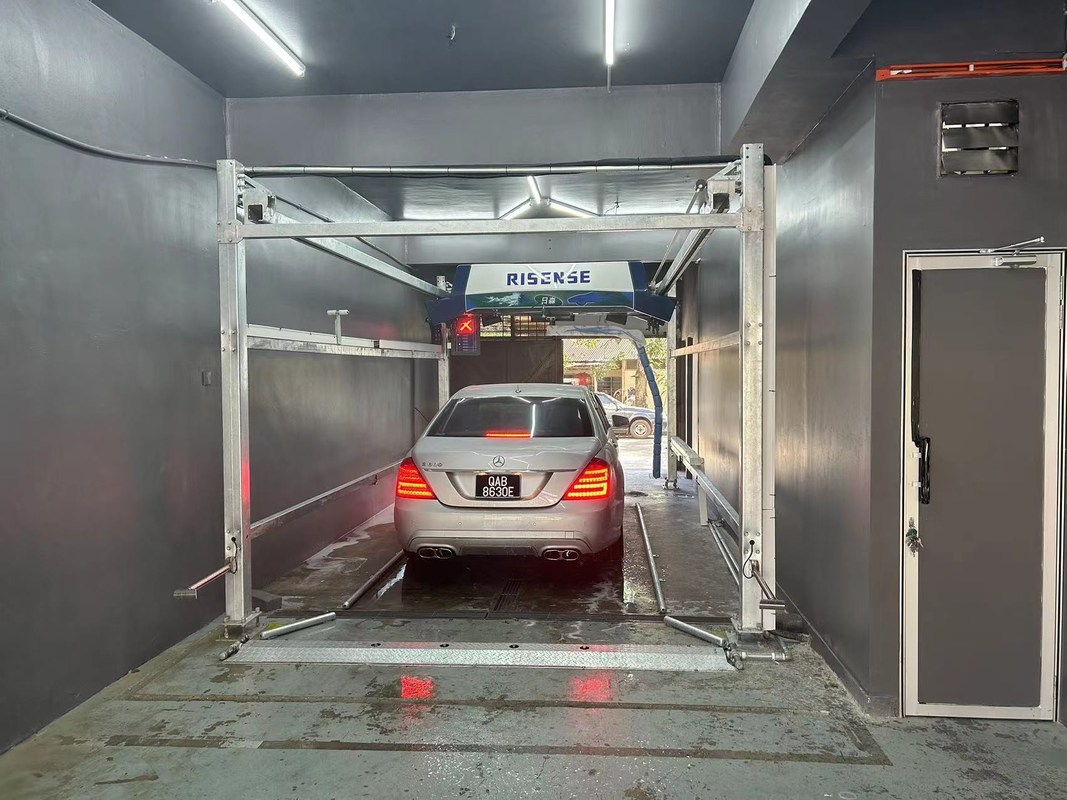 Volledig automatische aanrakingsvrije autoverwasser voor hoogdrukwaterreiniging van de buitenkant van de auto